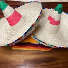 Mexican hat made of palm perfect for all kinds of festivities and/or decoration, its weight is very light and the best thing is that we have a wide variety of sizes. Dream Catcher Keychain, Mexican Sombrero, Mexican Hat, Hand Drum, Medicine Bag, Hand Painting Art, Leather Pouch, Hat Making, Hair Piece