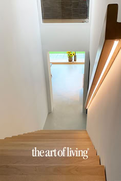 trap, verlichting, design, interieur, interior, interieurontwerp, interiordesign, the art of living villa, exclusief, exclusive, inspiratie, inspiration, luxe, stijl, style, sfeervol, lichtplan, houten trap, wooden stairs, trapleuning, verlichting, gietvloer Stair Railing Lighting Ideas, Ceiling Light Stairs, Lighted Stair Railing, Wooden Handrails For Stairs Indoor, Japanese Stair Railing, Modern Indoor Stair Railing, Stair Case Lighting Ideas, Wooden Handrails For Stairs, Light On Stairs