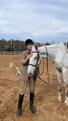 Hijab Riding Horse, Hijabi Equestrian Outfits, Muslim Horse Riding, Hijabi Horse Riding Outfit, Modest Horse Riding Outfit, Horse Riding Outfit Hijab, Hijabi Horse Riding, Hijab Equestrian, Outfit Hijab Summer