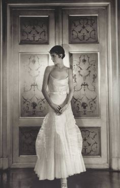 Cecil Beaton - Marion Moorehouse, appartement de Condé Nast, New York, 1929 Chiffon White Dress, 1920's Fashion, Look Retro, Roaring 20's, Taffeta Dress, Jazz Age, Costume Designer