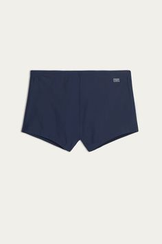 Square-cut swim trunks in plain-coloured stretch fabric. Featuring a concealed drawstring waistband and soft jersey pouch inside. Sporty Nylon Swimwear For Travel, Solid Swimwear With Built-in Shorts, Sporty Swimwear With Built-in Shorts For Travel, Solid Swim Trunks With Elastic Waistband And 4-way Stretch, Solid Swim Trunks With Built-in Shorts And 4-way Stretch, Casual Solid Swimwear With Seamless Design, Solid 4-way Stretch Swim Trunks With Elastic Waistband, Solid Color 4-way Stretch Swim Trunks With Built-in Shorts, Short Length Elastane Swimwear For Beach