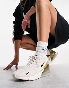 Skor från Nike Skaffa nya sneakers Låg design Hälflik för enkel påtagning Stängs med snörning Vadderad plös och häl Klassiskt Nike-logga Mellansula i React Foam ger mjuk, extra reaktiv dämpning Skummellansula med Max Air dämpning Tålig yttersula i gummi Texturerad undersida Nike 270s, Womens Trainers, Nike Brand, Nike Air Max 270, Air Max 270, Profile Design, Winter Accessories, Shoes Trainers, Trainers Women