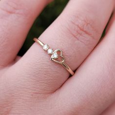 This 14k solid gold heart diamond ring is a delicate piece of jewelry for your everyday wearing. This will be a perfect gift for any occasion. This ring can be worn individually or with two or more stackable to create a unique look. Ring Features : - Custom Gold Color: Available Rose Gold, Yellow Gold, White Gold, in 14k - Shank Width:1.50mm - Diamond Shape: Round - Number of Stones: 3 stones of Mined Diamond (100% Real Diamonds ) - Diamond size: 1.7 mm - Total CTW: 0.06ctw - Diamond Color / Cla Memory Ring, Cute Promise Rings, Heart Shaped Diamond Ring, Minimalist Diamond Rings, Open Heart Ring, Diamond Heart Ring, Lab Diamond Engagement Ring, Zierlicher Ring, Gold Ring Designs