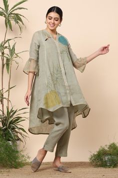 Shop for Kaveri Green Linen Kurta And Pant Set for Women Online at Aza Fashions Linen Kurti Design, Trendy Outfits Indian, Kurta Patterns, Kurta Pant Set, Simple Kurta Designs, Kurti Patterns, Long Kurti Designs, Green Leaf Print, Salwar Kamiz