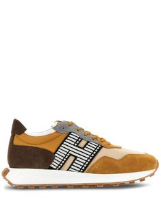 cognac brown leather colour-block panelled design flocked logo logo patch at the tongue logo at the sole round toe front lace-up fastening branded insole flat rubber sole Sneakers Brown, The Tongue, Brown Sneakers, Colour Block, Mens Shoes Sneakers, Low Top, Cognac, Suede Leather, Patch Logo