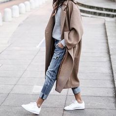 White sneakers + blue jeans + long camel coat + grey sweater Winter Outfits Elegant, Comfortable Casual Outfits, Long Outerwear, Mode Mantel, Boho Mode, Best Casual Outfits