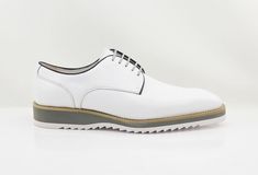 Style: 515-26-White Stylish Burnished Calfskin lace-up Derby Oxford from the Carrucci collection features soft Calfskin lining, a super lightweight Rubber Sole, and a clean welt! Cordovan Shoes, Shoe Horn, Shoe Tree, Horse Hair, Suede Shoes, Lace Up Shoes, Shoe Box, New Shoes, Water Repellent