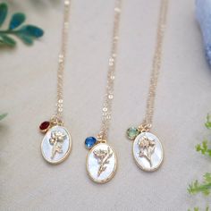 Personalized birth flower necklace - your choice of beautiful birth flower on delicate shimmer gold chain - gold plated flower inlay on Mother of Pearl - 14K gold filled chain - you may want to include your corresponding birthstone DIMENSION : Flower pendant : 10 mm 14 mm Birthstone : 4mm Necklace length : 17 inches Flower Stone, Birth Flower Necklace, Birthday Jewelry, Jewelry Birthday, Flower Plates, Birthday Jewelry Gift, Birth Flower, Chain Gold, Birth Flowers