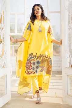 Pastel yellow kurta with hand painted floral kalamkari appliques. Paired with a co-ordinating appliques straight pant and appliqued dupatta with scallop border. - Aza Fashions Kalamkari Kurta, Yellow Kurta, Scallop Border, Luxury Sale, Kurta With Pants, Fashion App, Pastel Yellow, Pants Pattern, Modern Bride