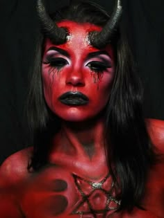 Red Devil Halloween Makeup, Devil Horn Makeup, Succubus Makeup Halloween, Female Demon Makeup, Scary Devil Makeup, Scary Devil Costume, Red Demon Makeup, Demon Face Paint, Devil Make Up