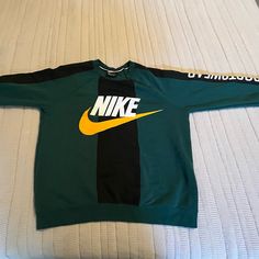 Good Condition, Never Worn Nike Sportswear Crewneck Sweatshirt. You’ll Be King Of The Playground Or Queen Of The Cafeteria With This Sweatshirt That Lets Everyone Know You Only Hangout With Winners. Sporty Fleece T-shirt For Streetwear, Sportswear Long Sleeve T-shirt With Graphic Print, Sporty Crew Neck Sweater With Logo Print, Green Sporty Hoodie With Ribbed Cuffs, Long Sleeve Sportswear Sweatshirt With Letter Print, Long Sleeve Letter Print Sportswear Sweatshirt, Long Sleeve Letter Print Sweatshirt, Nike Sporty Streetwear Sweatshirt, Sporty Long Sleeve Sweater With Letter Print