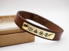 Brown Genuine Leather and Brass Plate This leather bracelet measures approximately 1/2 inch (1.3cm) in width. 📏SIZES:  6.5 inches = 16.5 cm 7    inches = 17.5 cm 7.5 inches = 19 cm 8    inches = 20 cm 8.5 inches = 21.5 Adjustable Brown Band Bracelet, Vintage Adjustable Leather Bracelet As Gift, Vintage Adjustable Leather Bracelet For Gift, Vintage Adjustable Leather Bracelet Gift, Brown Adjustable Band Bracelet As Gift, Adjustable Gold Leather Bracelet Engraved, Vintage Brown Wristband As Gift, Vintage Brown Wristband For Gift, Brown Adjustable Bracelets As Gift