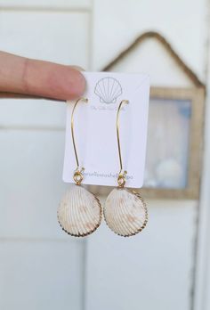 Beautiful natural handpicked seashells handcrafted into elegant dangle earrings. Lined in liquid gold foil affixed to gold plated kidney bean hoop dangles.  Perfect jewelry gift for daughter, mom, friend, or any earring lover with a love of the ocean and beachy glam!  Seashells are authentic and should be handled with care. All metals used are hypoallergenic. Florida Crafts, Oyster Shell Crafts, Kidney Bean, Dangle Earrings Gold, Mom Friend, Seashell Earrings, Cute Piercings, Seashell Jewelry, Gold Border