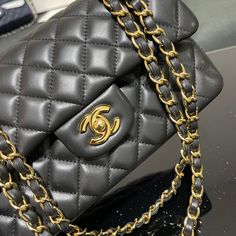 GG Fashion - CNL Bags - 1088 A+ Excellent Quality; Contact us if you've any questions in your mind. Unboxing Experience, Zippered Tote, Classic Watches, Chanel Bags, New Handbags, Luxury Women, Cute Bag, Debit Card, Satchel Bags