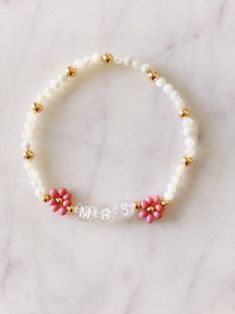 Mama Mini Bracelet Set Daisy Matching Bracelet Matching - Etsy Cute Personalized Gold Stretch Bracelet, Cute Gold Name Bracelet For Friendship, Dainty White Beaded Bracelets For Bridesmaids, Personalized Cute Gold Beaded Bracelets, Cute Gold Bracelets For Personalized Gifts, Personalized Cute Gold Friendship Bracelets, Personalized Gold Friendship Bracelets In Cute Style, Cute Personalized Gold Friendship Bracelets, Round Beaded Bracelets For Mother's Day Wedding