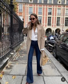 Beige Flare Pants Outfit, Bootcut Jeans Outfit, Winter Travel Outfit, Parisian Chic Style, Beige Coat, Autumn Street Style, French Women, Jeans Outfit