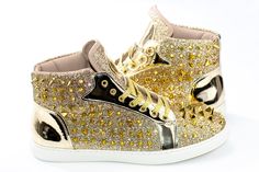 This intimidating spiked high-top with its glitter and spikes is a perfect combination of fashion and fury. Pair these high-tops with a nice suit for the prom or a pair of jeans for a casual look. Mens Dress Sneakers, Dress Sneaker, Semi Casual Outfit, Semi Casual, Street Smart, Bold Style, Cool Suits, Bold Fashion, Wedge Sneaker