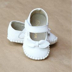 L'Amour Infant Girls White Mary Jane Crib Shoe with Bow - Petitfoot.com Shoe With Bow, Baby Flip Flops, Shoes Crochet, Bow Applique, Felt Baby, Infant Girls, Crochet Baby Shoes, Leather Detail