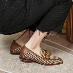 Add some vintage feel and elegance to your daily loafers. The plaid is a fashion element that's never out of style. Decorated with metallic badges. these flats are totally worthwhile to invest.Item SpecificationUpper Material: Cotton Fabric. Genuine LeatherLining Material: Genuine LeatherToe: SquareClosure: Slip onOut Sole: RubberHeel Type: FlatFashion Element: Plaid pattern. badge decor Vintage Slip-on Loafers For Work, Office Flats For Fall With Flat Heel, Office Flats For Fall, Retro Fall Oxfords For Workwear, Vintage Flat Loafers For Fall, Retro Oxfords For Fall Workwear, Retro Oxfords For Workwear In Fall, Fall Closed Toe Flats With Metal Feet, Vintage Oxfords For Fall Office Wear