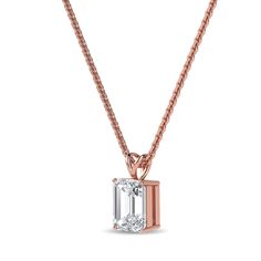 Este colgante de diamante solitario con esmeralda presenta un hermoso diamante sostenido en una canasta. Esta pieza es perfecta para cualquier ocasión para dar un aspecto impresionante. 14k Gold Emerald Cut Solitaire Necklace, Emerald Cut Solitaire Necklace In 14k Gold, Timeless 14k Gold Emerald Cut Solitaire Necklace, Classic Radiant Cut Single Diamond Necklace, Classic Emerald-cut Diamond Emerald Necklace, 14k Gold Solitaire Necklace With Emerald Cut Diamond, Classic 14k Gold Necklace With Emerald Cut, Classic Emerald Cut Diamond Necklace, Elegant Baguette Cut Solitaire Necklace With Prong Setting