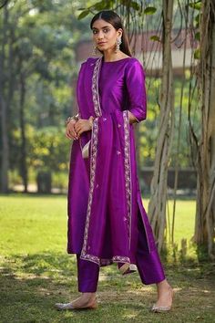 Shop for Weaver Story Purple Cotton Raw Silk Embroidered Kurta And Pant Set for Women Online at Aza Fashions Desi Wardrobe, Raw Silk Kurta, Mom Dresses, Indian Closet, Silk Kurti Designs, Kurta Patterns, Silk Kurti, Purple Suits, Simple Kurti Designs