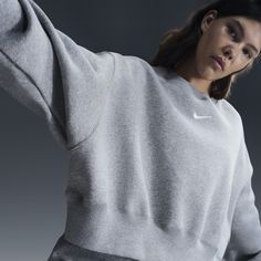 Grounded in style, comfort and versatility, meet our take on luxury loungewear. Our roomiest fit paired with exaggerated details (like the oversized pocket and taller ribbing) ensures this sweatshirt is anything but basic. All that's left to decide is whether to style it with the matching shorts or other pieces from your wardrobe. Nike Sweatshirts Women, Nike Sweat Set, Nike Sportswear Phoenix Fleece, Cute Sweats, Nike Crew Neck, Luxury Loungewear, Nike Sweats, Chrismas Gifts, Loungewear Luxury