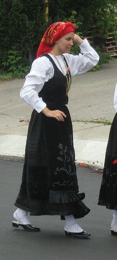 Portugal e a tradição. Norwegian Dress, Norwegian Clothing, Beautiful Costumes, European Fashion, Traditional Dresses