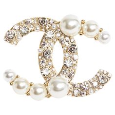 Chanel brooch from the Cruise 2022 collection with the motif of a large CC logo in lightly gilded metal inlaid with rhinestones and fancy pearls of different sizes. Width 4.9 cm x height 3.75 cm. The brooch is delivered without original packaging or invoice but it is perfectly authentic and in very good condition, bright and so chic. Vintage Chanel Jewelry Dior, Broche Chanel, Chanel Pearl, Diamonds And Pearls, Chanel Brooch, Chanel Pearls, Chanel Logo, Denim Skirt Women, Chanel Accessories