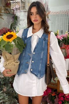 Looks Jeans, Europe Outfits, Elegante Casual, Looks Street Style, Vest Outfits, Mode Inspo, Summer 24, 2024 Fashion, Summer Fits