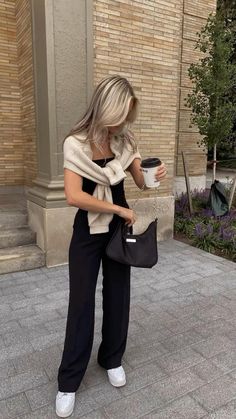 Europe Street Style Fall, Australian Fall Fashion, Casual And Classy Outfits, Fall Europe Outfits Midsize, European Fall Fashion Street Style, Alo Yoga Hat Outfit, Fall Fashion New York, La Brunch Outfit, Cool Casual Outfits Women Street Styles