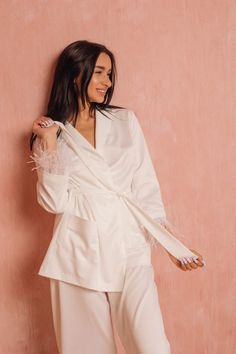 Bridesmaid Pajamas With Feather Satin Pj Set for Bachelorette - Etsy Bosnia and Herzegovina Feminine Long Sleeve Party Sleepwear, Chic White Satin Sleepwear, Chic White Wedding Sleepwear, Chic White Wedding Robe, Feathered Robe For Wedding Night, White Long Sleeve Sleepwear For Wedding, Bride Pajamas, White Bridal Party, Wedding Nightgown