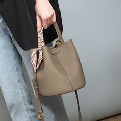 Die Bucket Bag aus VVS-Leder ist eine Ikone für den Alltag. Durchgehend robust und geräumig.

 Diese ikonische Leder-Beuteltasche ist bequem zu tragen, geräumig und vielseitig. Machen Sie sich bereit für jede Jahreszeit und jeden Anlass mit dieser ikonischen Leder-Beuteltasche von VVS. Ob Sie Besorgungen machen oder bei besonderen Anlässen glänzen möchten, diese Tasche ist den ganzen Tag lang der perfekte Begleiter!

 SPEZIFIKATIONEN:



 Material: Echtes Leder

 Magnetschnalle und kleine In Photo Chain, Biscuit Color, Simple Tote, Personal Taste, Leather Bucket Bag, Bag Light, Leather Bucket, Matches Fashion, Doesn't Matter