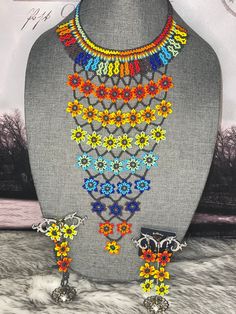 Beautiful handmade necklace made with glass beads, handmade by Mexican artisans.give life to that dress or blouse and look spectacular with this beautiful creation, made with flowers of chaquiras. Flower Choker, Beaded Earrings Patterns, Earring Patterns, Beaded Flowers, Bracelet Set, Matching Earrings, Handmade Necklaces, Necklace Set, Earring Set