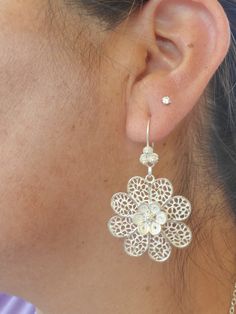 Our Hand made  silver.950 fililigrama earrings  flower style, nice ,carefully  made it. Flower represent  love,passion y peace.  Flower.Mu. Elegant Filigree Flower Earrings, Peace Flower, Flower Style, Filigree Earrings, Earrings Flower, Wedding Jewelry Earrings, Emu, Flower Fashion, Wedding Earrings