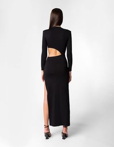 There is an undeniable charm and beauty associated with Yala. This tailored dress has a figure contouring fit with padded shoulders to enhance the ideal craftsmanship. It has an O-neckline with long fluted sleeves and a sultry side skit on the ankle-length hem. The skin bearing cutout on the waist is detailed with a decorative strap. Slips on Long sleeves Side cut-out at the hem Padded shoulders Band with golden buckle Made in RomaniaComposition: 95% Ecovero Viscose, 5% ElastaneStyle number: DVL