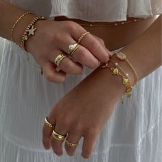 Jewelry Aesthetic Minimalist, Shop The Deli Jewelry, Copenhagen Style Jewelry, Pale Skin Gold Jewelry, Jewerly Stacks Gold, Gold Jewelry Inspiration, Jeweler Aesthetic, Gold Bracelets Aesthetic, Jewelry Collection Aesthetic