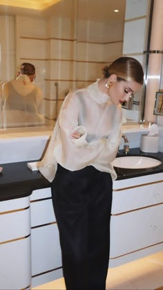 Rosie Huntington Whiteley - January 2019 Spring Rehearsal Dinner Outfit Bride, Styled Button Ups, Zara Organza Top Outfit, Cool Classic Style Outfit, Elegant Summer Outfits Women 30s, Fall Bride Rehearsal Dinner Outfit, Elegant Street Style Summer, White Organza Top Outfit, Black And White Night Outfit