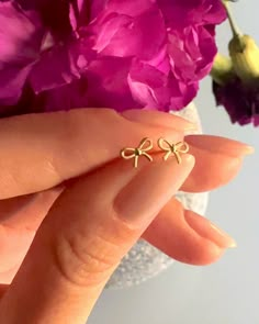 cute bow earrings Mini Gold Earrings, Gold Cute Earrings, Small Earings Piercings, Minimal Gold Earrings Studs, Tiny Studs Earrings, Bow Gold Earrings, Gold Minimal Earrings, Mini Earrings Studs, Mini Earrings Gold