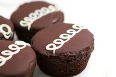 homemade hostess cupcakes recipe with chocolate frosting