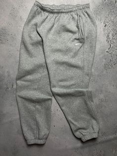 Vintage Nike Cotton Drill Pants Baggy Gorpcore Joggers y2k Size Men's / US 34 / EU 50 Color Grey Condition Gently Used Nike Vintage Track Cotton Pants Orange Tag The material is pleasant to the body. In a good condition. Fast sending! Size L Length - 104 cm Waist - 38 cm Inseam - 77 cm Leg Opening - 15 cm Front Rise - 30 cm Thigh - 38 cm Condition : 9/10 - ALL ITEMS ARE HEAT TREATED AND WASHED BEFORE SHIPPING - FOLLOW MY STORE - SEE MY OTHER ITEMS Baggy Gorpcore, Jogging Nike, Pants Baggy, Nike Joggers, Nike Vintage, 90s 00s, Mens Joggers, Y2k 90s, Cotton Pants