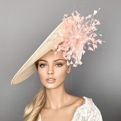 Elegant off White - Ivory and peach feathers Kentucky derby straw hat for woman. This cream fascinate hat is embellished with a stunning feather mount and a beautiful silk flowers. It is a perfect hat for weddings, Royal Ascot horse races, cocktails, derby... It is mounted on a thin headband (with silicone ends to prevent a headache) and small comb. If you want, you can choose the side of the head were you like to wear the fascinator, just convo me. Any color of the fascinator can be changed to White Derby Hat, Ascot Horse Racing, Race Day Hats, White Fascinator, Hat Cream, Fascinator Wedding, Kentucky Derby Fascinator, Horse Races, Royal Ascot Hats