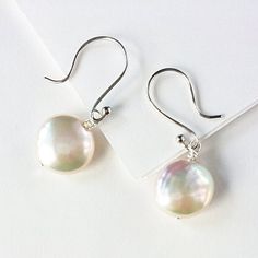 White Coin Pearl Earrings Shabby Bedroom, Coin Pearl Earrings, Coin Pearl Necklace, Jewelry Looks, Jewelry Wishlist, Freshwater Pearl Jewelry, Earring Ideas, Coin Pearls, Faded Denim