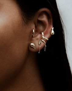 Les boucles d'oreilles Marquise Chain Stud sont délicates mais accrocheuses avec un magnifique clou en péridot pour ajouter une subtile touche de couleur à votre superposition.

 
Vous cherchez quelque chose de similaire ? Découvrez notre collection de superpositions.

 DÉTAILS:



 Pierres précieuses nano péridot éthiques.


 Plaquage en or 18 carats à microns élevés, d'origine éthique, certifié par LBMA Responsible Gold pour répondre aux normes éthiques internationales.


 Métal de base en Ear Piercing Stacks Gold, Ear Style, F H, Peridot Gemstone, Black Gift Boxes, Gemstone Studs, Single Earring, Summer Jewelry, White Topaz