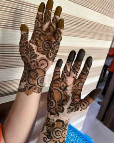 Mehdi Degine, Mehandi Ideas, Girly Henna, Minimal Henna, Bollywood Makeup, Hand Mehndi Designs, Black Kurti