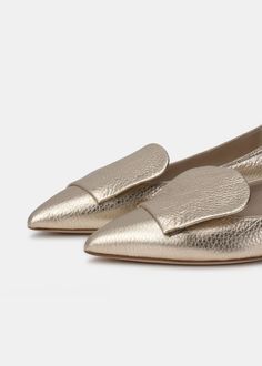 Pointy-toe flat in gold soft grain nappa Artisan Fashion, Italian Leather Shoes, Pointy Toe Flats, Gold Heels, Handmade Shoes, Nappa Leather, Gold Details, Flat Shoes, Italian Leather