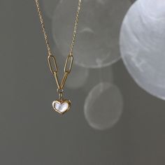 Materials: Finish: 18K gold platedCore: Titanium steelGemstone: Mother of PearlSize: 40 cm chain + 5 cm extender, W: 1.1 cm x H: 0.9 cm pendantClosure: Lobster clasp Shell Heart, Hawaiian Jewelry, Pearl Heart, Mother Of Pearl Necklace, Modern Romance, Love Natural, Gold Bracelet For Women, Chain Links, Vintage Heart