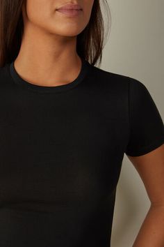 Short sleeve top with round neckline in stretch Superior cotton. A simple and cozy top, ideal to wear on any occasion, either as an undergarment or on its own for a casual look. Sleek Fitted Tops For Everyday, Short Sleeve Crew Neck Top For Loungewear, Fitted Basic Tops For Loungewear, Sleek Stretch Tops For Loungewear, Seamless Elastane Tops For Loungewear, Chic Solid Short Sleeve Crew Neck Top, Chic Solid Color Short Sleeve Crew Neck Top, Chic Solid Color Crew Neck Short Sleeve Top, Sleek Crew Neck Top With Minimal Stretch