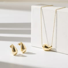 Durable and stylish, our waterproof necklace crafted for both functionality and fashion. Perfect for any occasion, it's the ideal accessory for those who appreciate durability and timeless elegance. Perfect for the minimalist and a beautiful piece to layer with. A true versatile statement piece that you can wear straight from the pool to dinner! - 18K gold plated / stainless steel - Waterproof technology - Hypoallergenic Photography Necklace Ideas, Gold Photography Jewelry, Gold Jewelry Photography Ideas, Minimalist Jewelry Photography, Necklace Shoot Ideas, Jewelry Product Photography Ideas, Necklace Flatlay, Necklace Photography Ideas, Necklace Product Photography