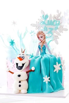 there is a cake that has been made to look like the characters from disney's frozen