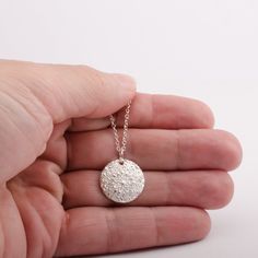 Ce pendentif Mandala Étoile est fait à la main en argent sterling 925. Ce bijou pour femmes a été conçu, fabriqué et coulé en argent pur à 92,5% dans mon atelier.
Manifestez la puissance de votre intention!
Diamètre: approx 3/4 po (20 mm)
Le pendentif est suspendu à une jolie chaîne en argent sterling.
 Chaîne: choisissez votre grandeur 
Assortissez-le aux boucles d'oreilles Mandala Étoile pour un cadeau parfait! Cross Jewelry Necklace, Bronze Jewelry, Jewelry Workshop, Sterling Silver Chain Necklace, Silver Jewelry Rings, Pearl Gemstone, Cross Jewelry, Silver Chain Necklace, Star Pendant